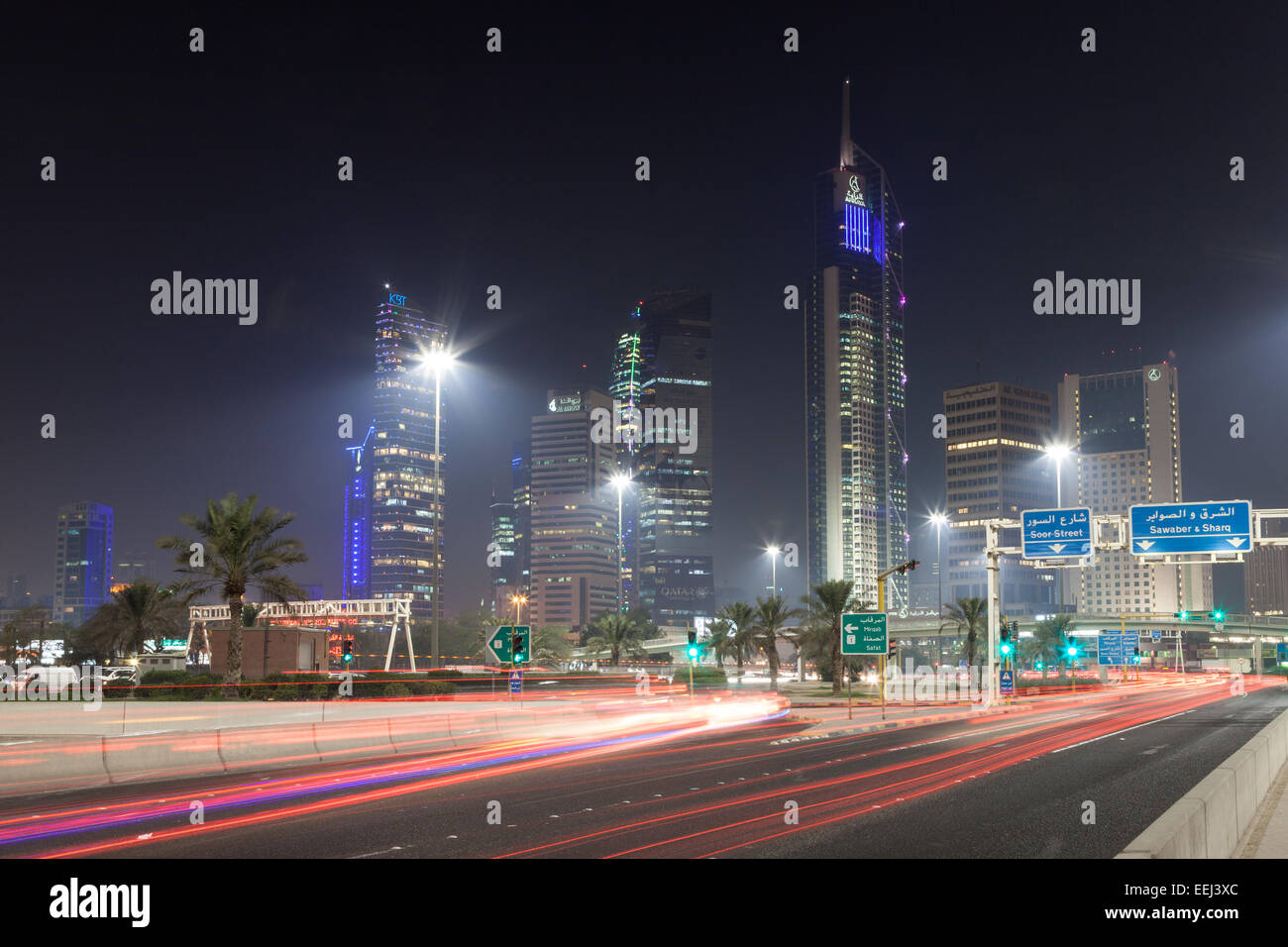 Skycrapers nel centro di Kuwait City di notte, Kuwait, Medio Oriente Foto Stock