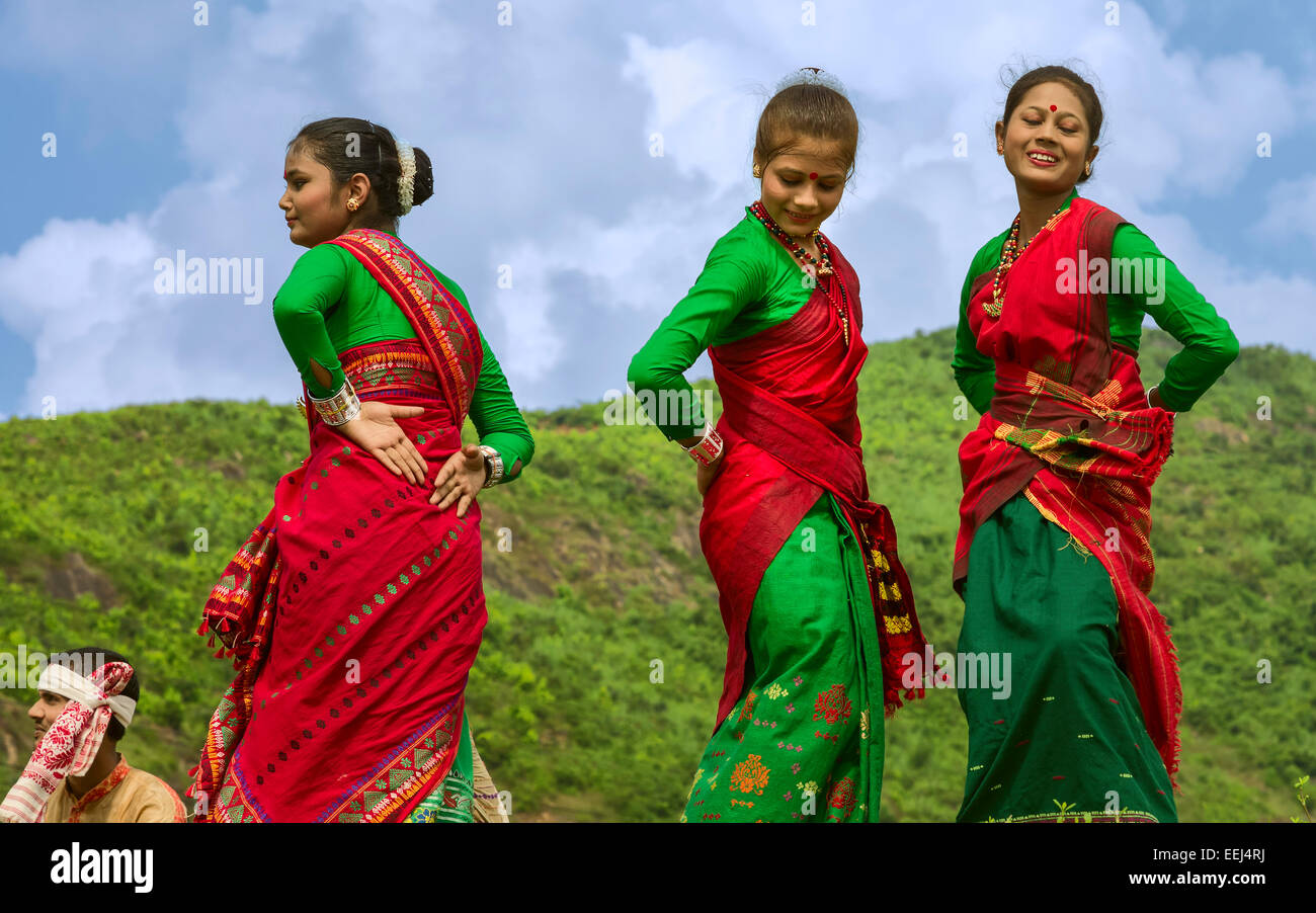 Tradizionalmente condita local Assamese ballerini eseguono al fresco fino in collina in presenza di luce solare intensa. Foto Stock