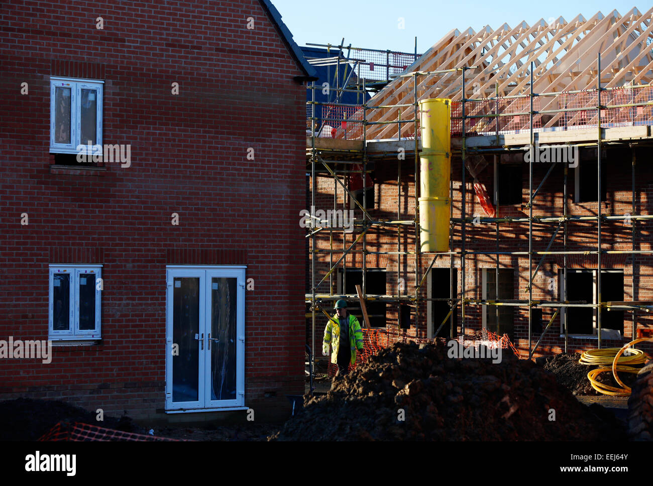 Le case sono visto durante la costruzione durante la costruzione di un nuovo sviluppo residenziale vicino a Wokingham Berkshire, Inghilterra Gennaio 2015 Foto Stock