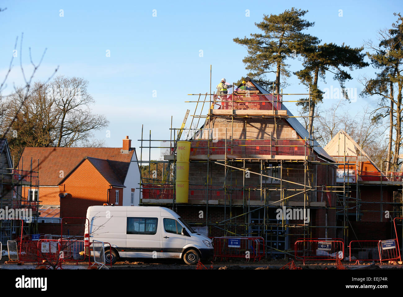 Le case sono visto durante la costruzione durante la costruzione di un nuovo sviluppo residenziale vicino a Wokingham Berkshire, Inghilterra Gennaio 2015 Foto Stock