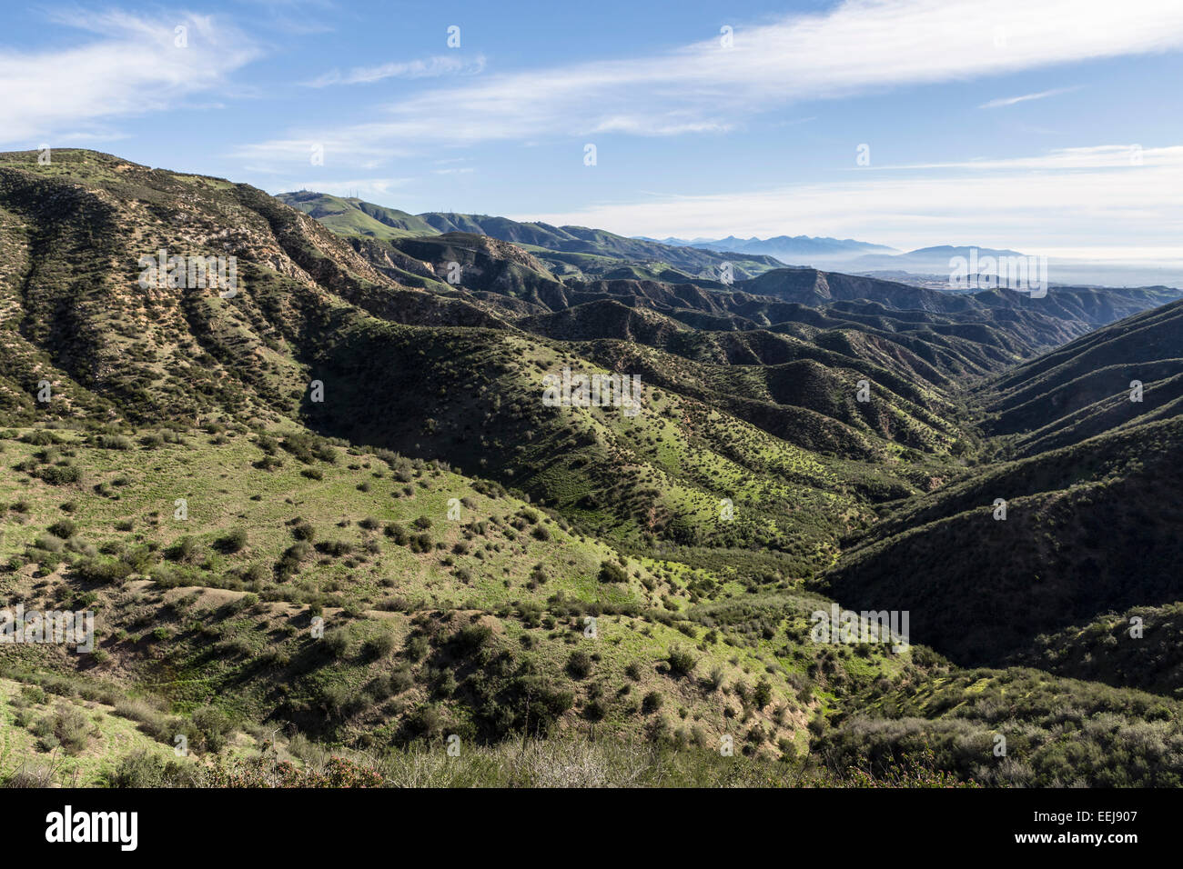 Vista in direzione di Michael Antonovic Parco Regionale e Devil's Canyon dal picco roccioso strada sopra la valle di San Fernando zona di Los Foto Stock