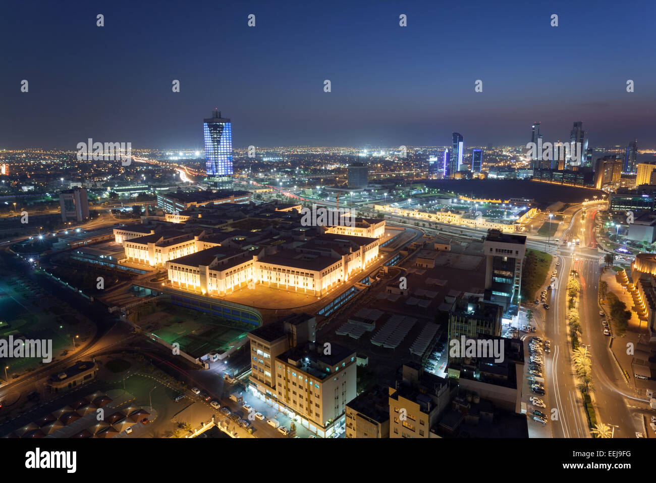 Vista di Kuwait City di notte, Medio Oriente Foto Stock