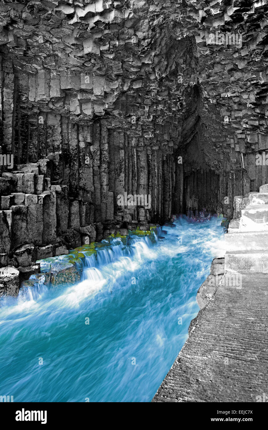 All'interno di Fingal's Cave racchiuso da imponenti esagonale a colonne di basalto sull'isola disabitata di Staffa in Scozia Foto Stock