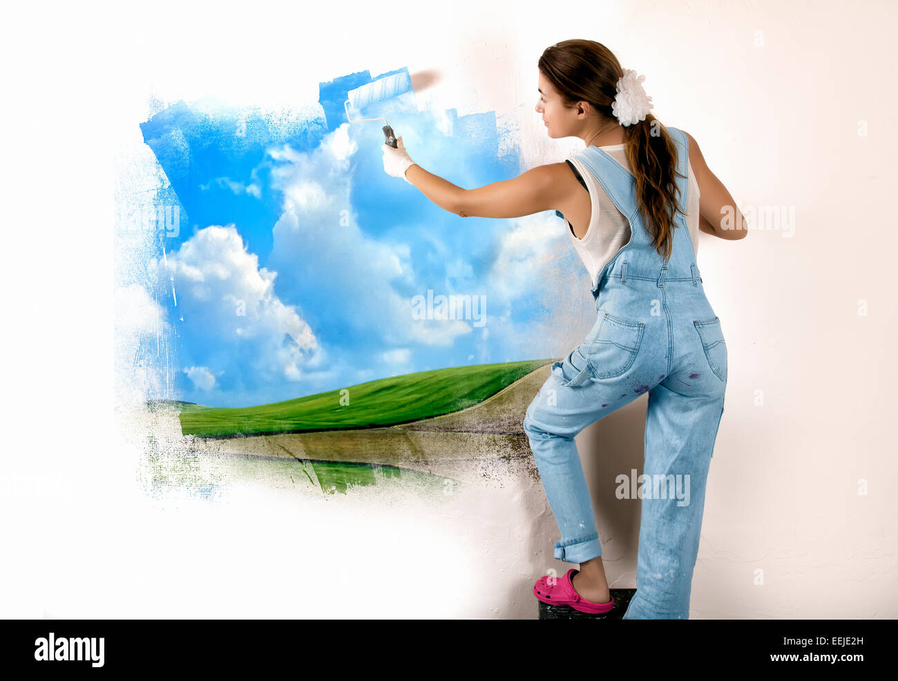 Giovane Donna Di Verniciatura Di Un Paesaggio Naturale Sulla Parete Con Rullo Pittura Murale Sulla Parete Ecologista Foto Stock Alamy