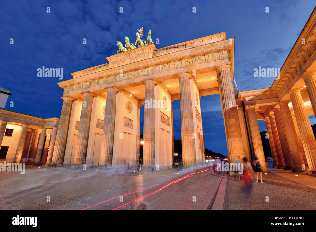 Germania Berlino: storico cancello 'Brandenburger Tor' di notte Foto Stock