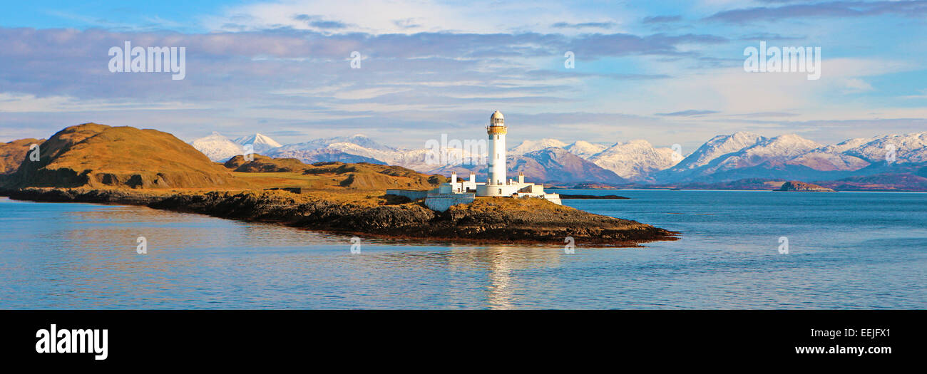 Lismore faro al suono di Mull con le Highlands della Scozia ricoperta di neve Foto Stock