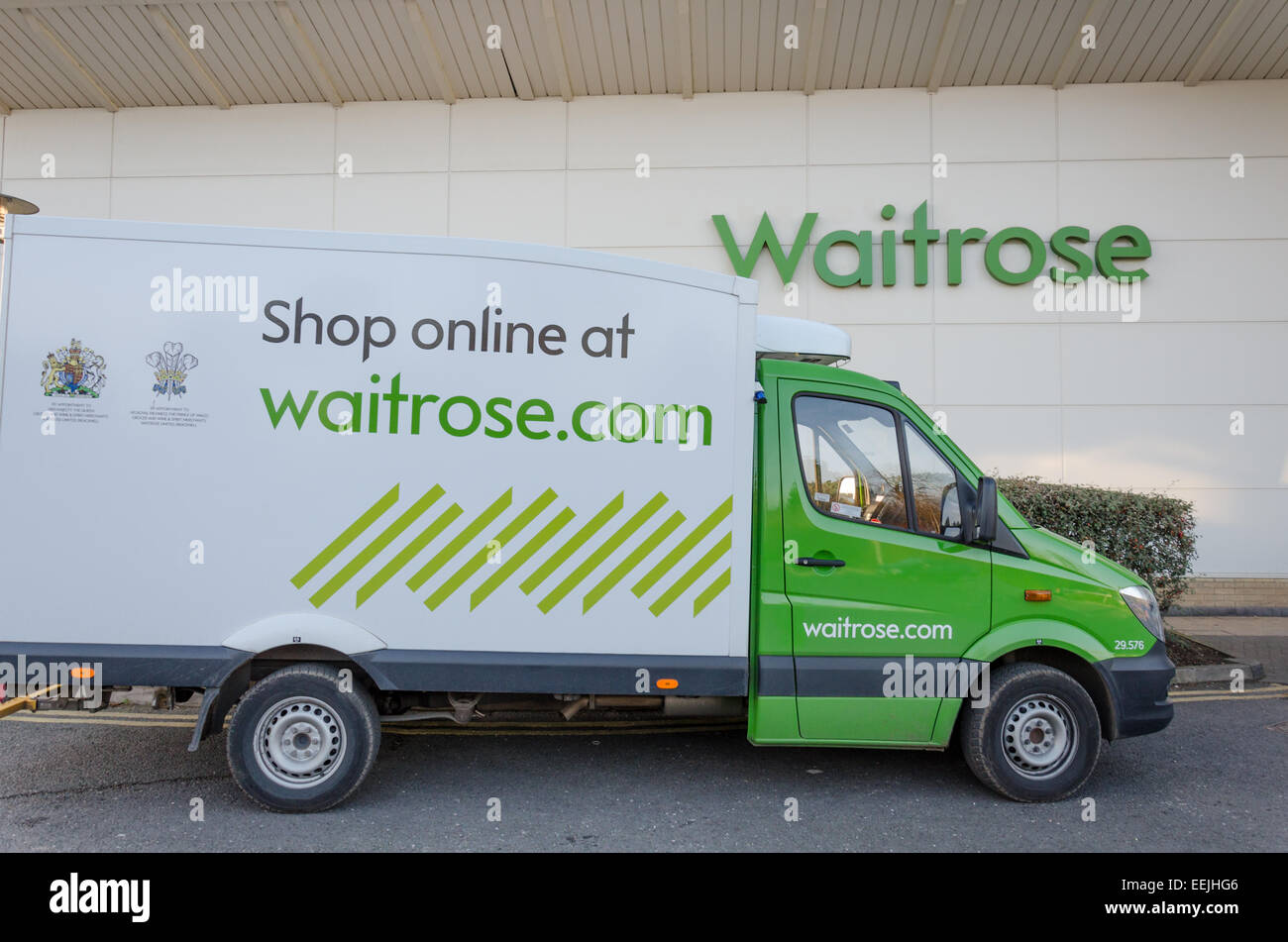 Waitose home delivery van fuori Waitroes Trumpington store. Cambridge, Regno Unito Foto Stock