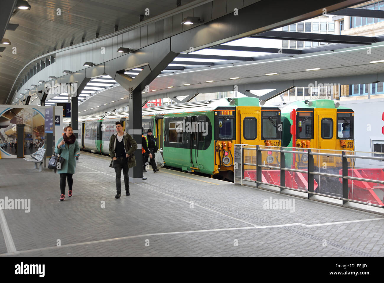 I passeggeri in partenza un treno presso il recentemente ricostruito la piattaforma 14 alla stazione di London Bridge , 2015. Foto Stock