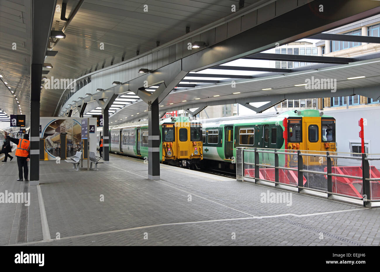 I treni del sud presso il recentemente ricostruito le piattaforme 14e 15 presso la stazione di London Bridge durante la ricostruzione del 2015. Foto Stock