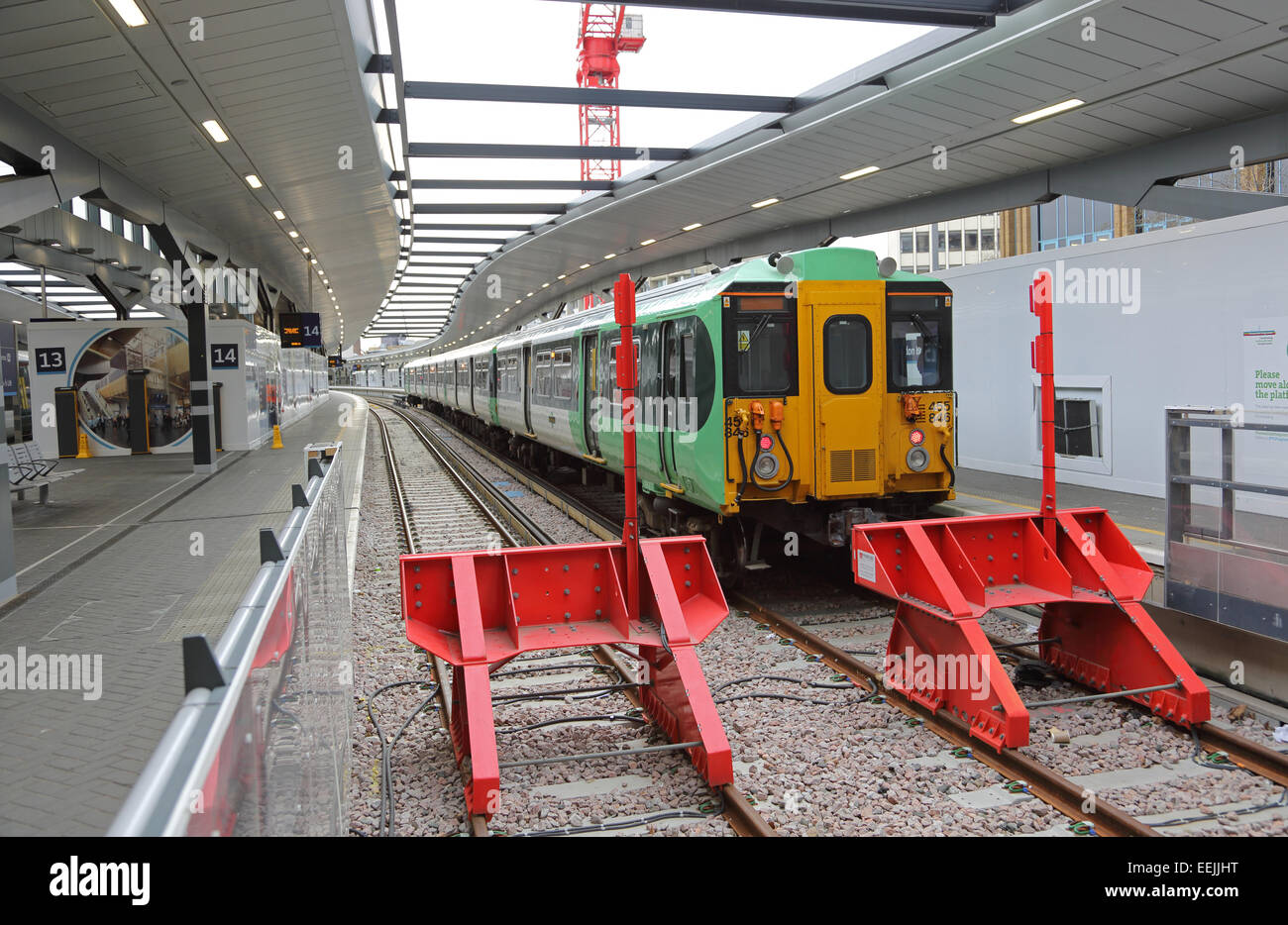 Un treno del sud si trova su una piattaforma vuota nella recentemente ricostruita London Bridge Station, Londra, Regno Unito. Foto Stock