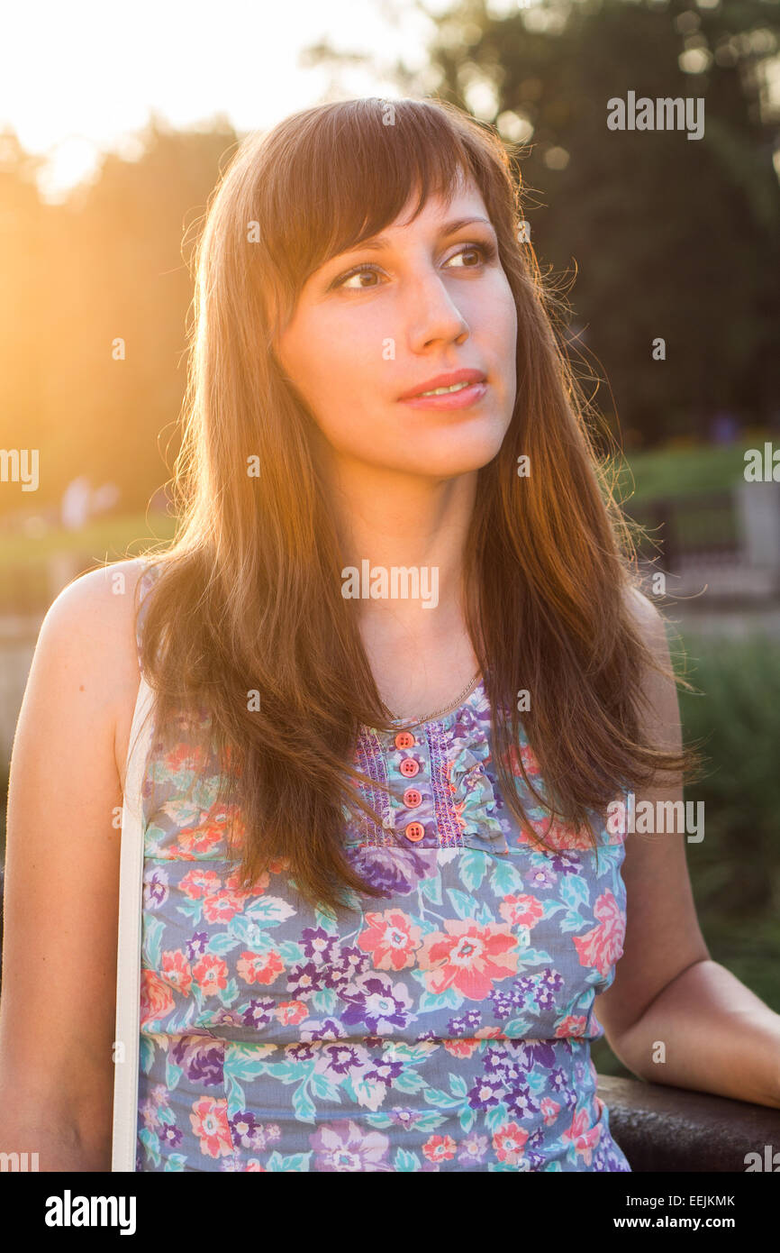 Giovane donna sorridente sognando al giorno d'estate e di sole. Tanga caucasica ragazza ritratto Foto Stock