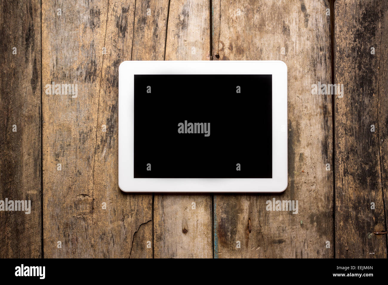 Tablet PC su uno sfondo di legno vuoto con schermo nero. Dispositivo wireless per il lavoro e la gioia Foto Stock
