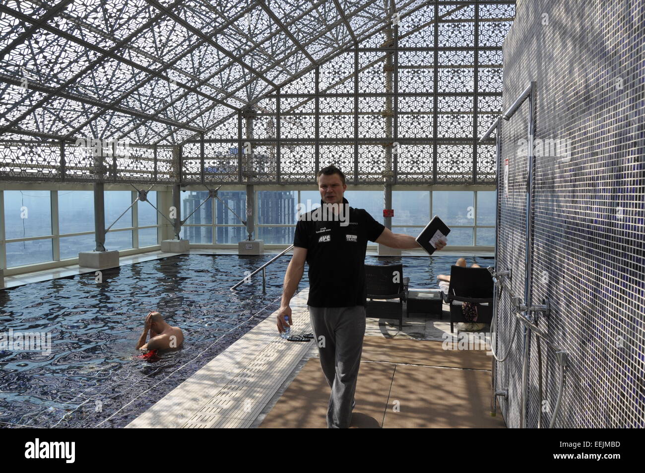 Doha in Qatar. Xvii gen, 2015. Manager della Ceca squadra di pallamano Karel Nocar sorge accanto alla piscina in hotel a Doha, Qatar, 17 gennaio 2015. © Petr Havlik/CTK foto/Alamy Live News Foto Stock