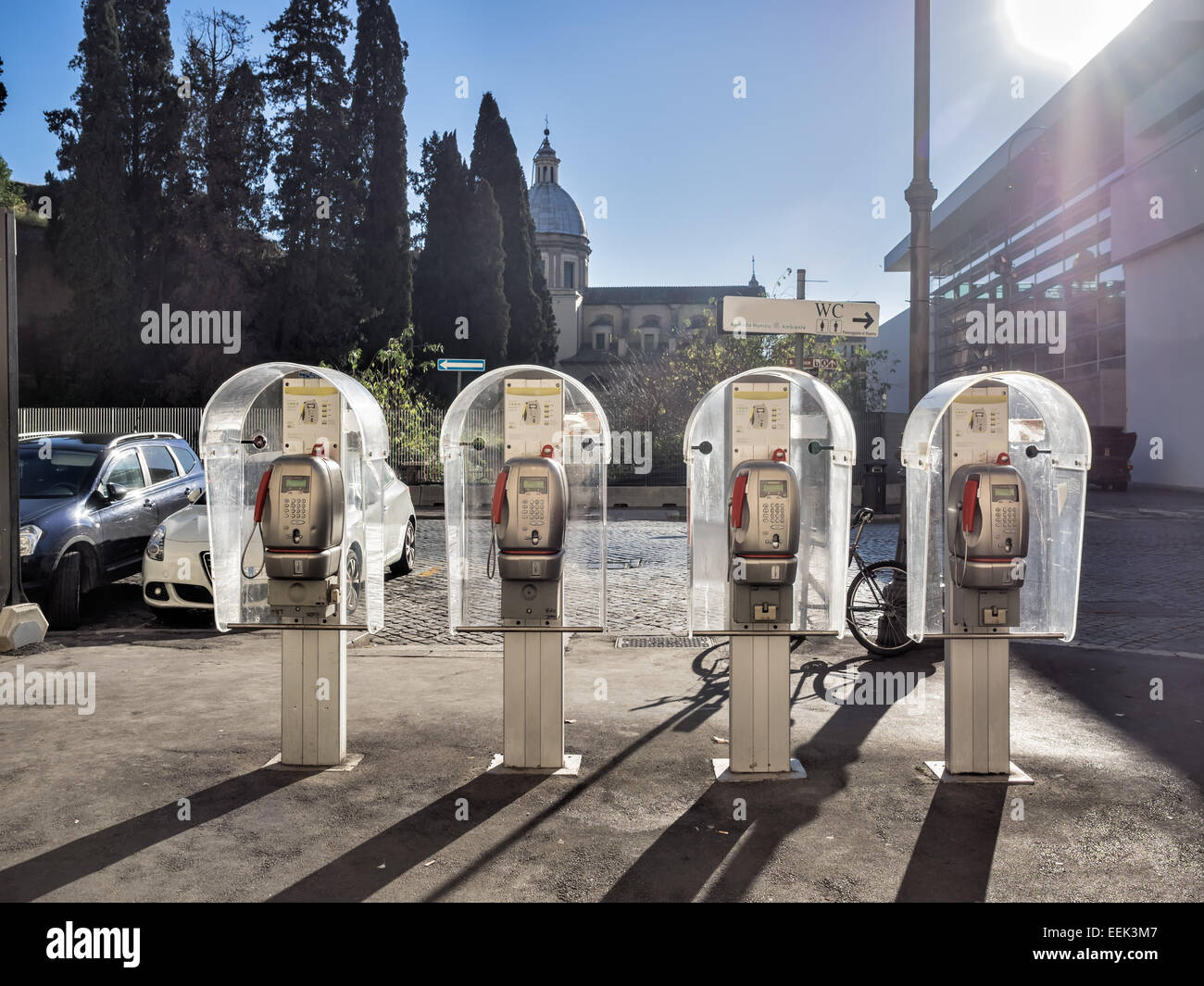 Quattro telefoni pubblici in una fila in Roma Foto Stock