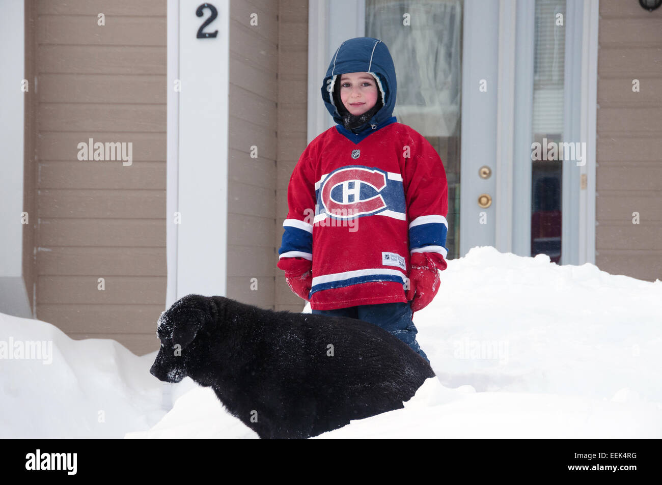 Bambino che indossa la maglietta della mitica squadra di hockey del 'canadesi' Foto Stock