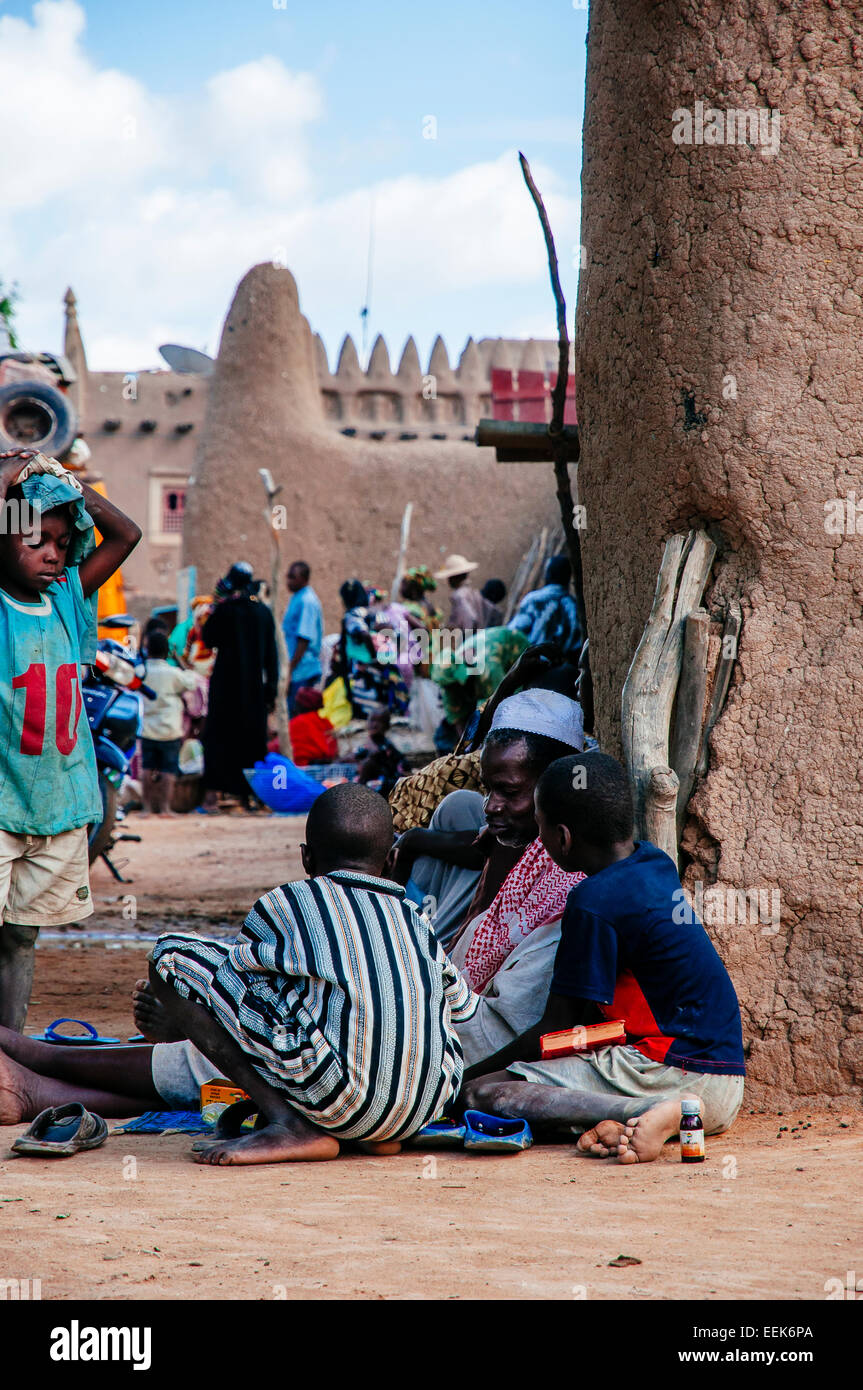 Marabou e gli apprendisti in prossimità della Grande Moschea di Djenne. Djenne, Mali Foto Stock