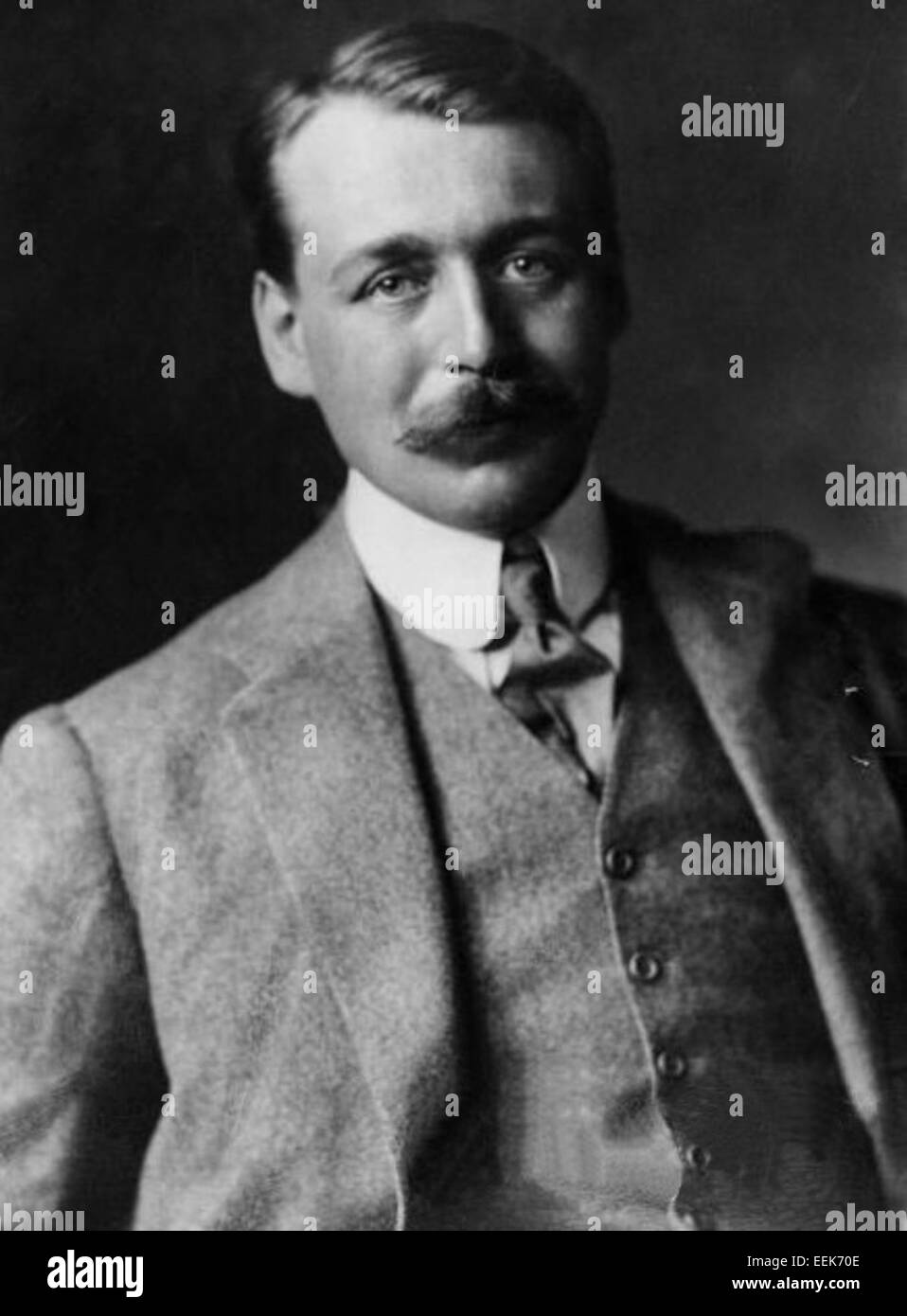 Mark Sykes (1879–1919) è stato un diplomatico britannico, meglio conosciuto per il suo ruolo nell'accordo Sykes-Picot, che divise le province arabe dell'Impero ottomano dopo la prima guerra mondiale. La sua eredità include un impatto significativo sul panorama politico del Medio Oriente. Foto Stock