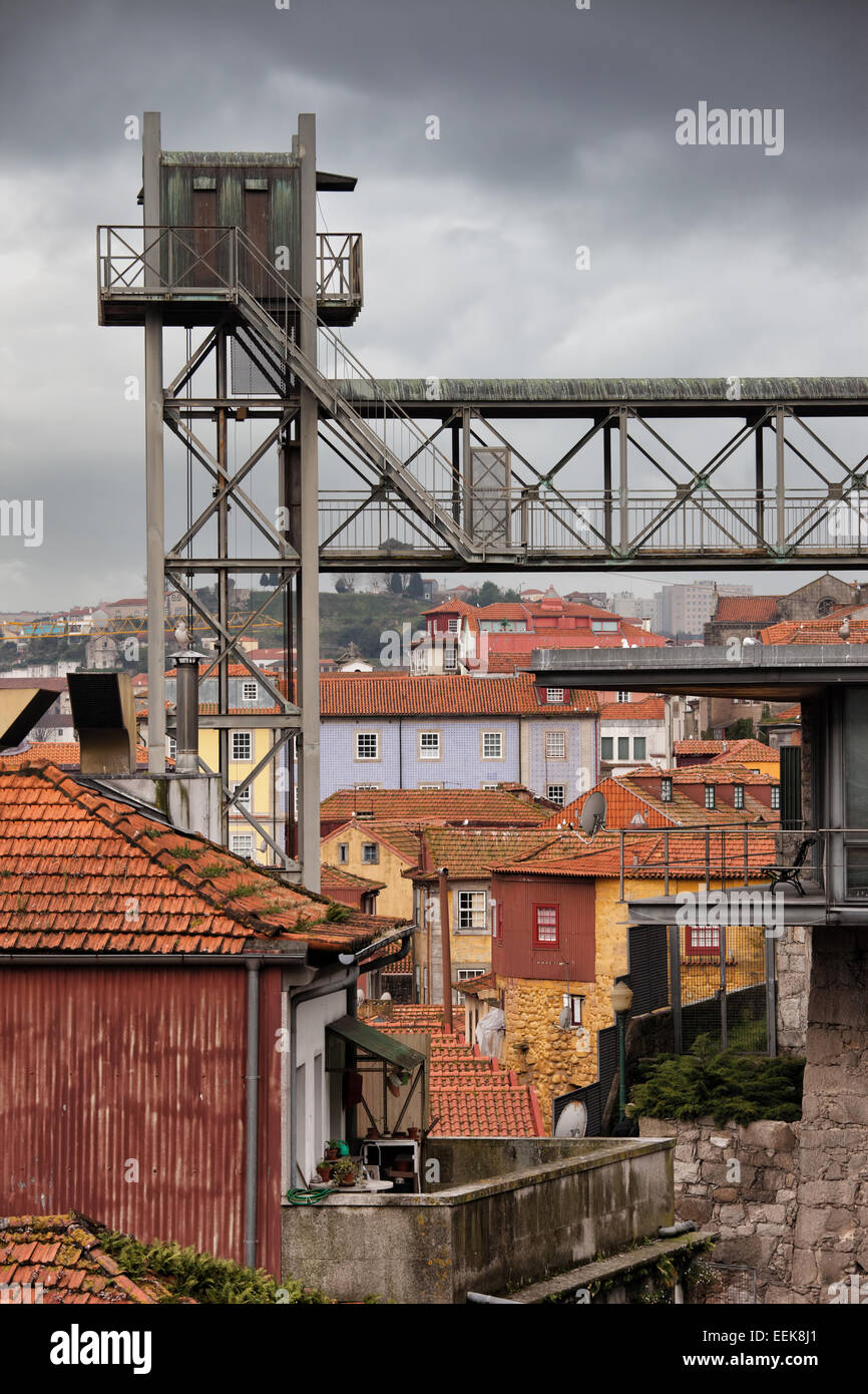 Il vecchio ascensore con passerella e case tradizionali nella città di Oporto in Portogallo. Foto Stock