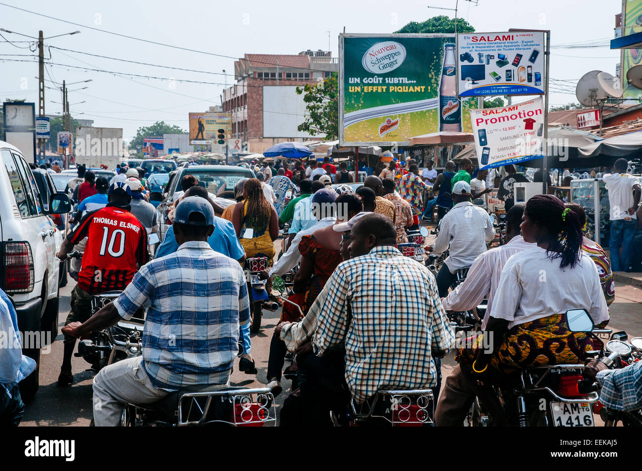 Strada piena di motociclette, Lomé, Togo. Foto Stock