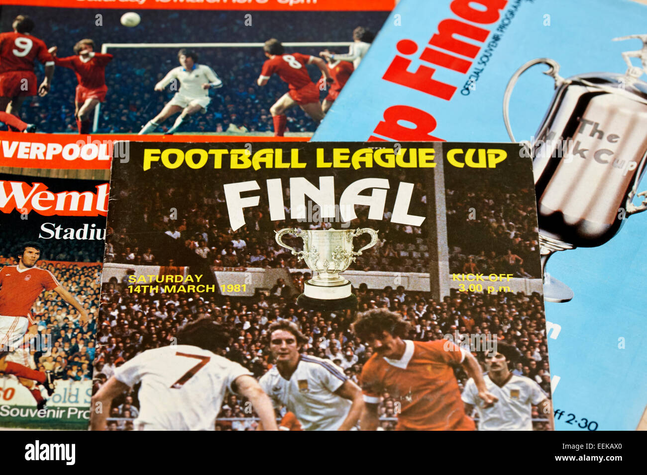 Vecchio e storico Vintage Football League Cup e la tazza di latte finale dei programmi Foto Stock