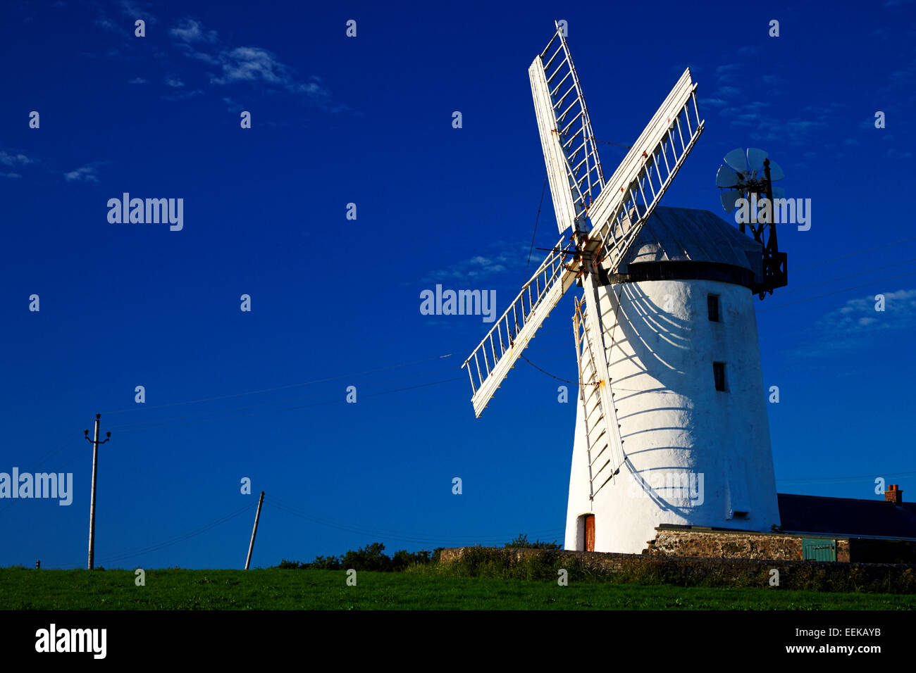 Ballycopeland windmill contea di Down Irlanda contro il cielo blu Foto Stock