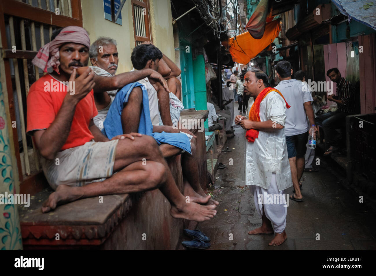 Uomini locali in uno dei vicoli di Varanasi, India. Foto Stock