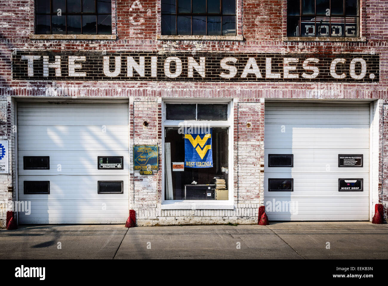 L'Unione Sales Co, negozio di riparazioni auto, E. Gara Street, Martinsburg, West Virginia Foto Stock