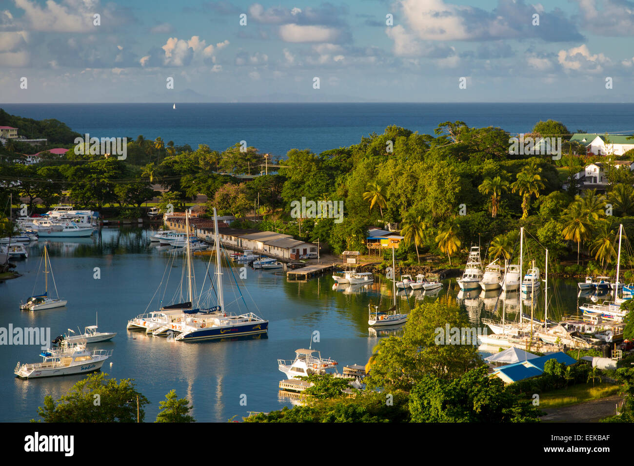 Impostazione della luce solare per il piccolo porto in Castries, St Lucia, West Indies Foto Stock