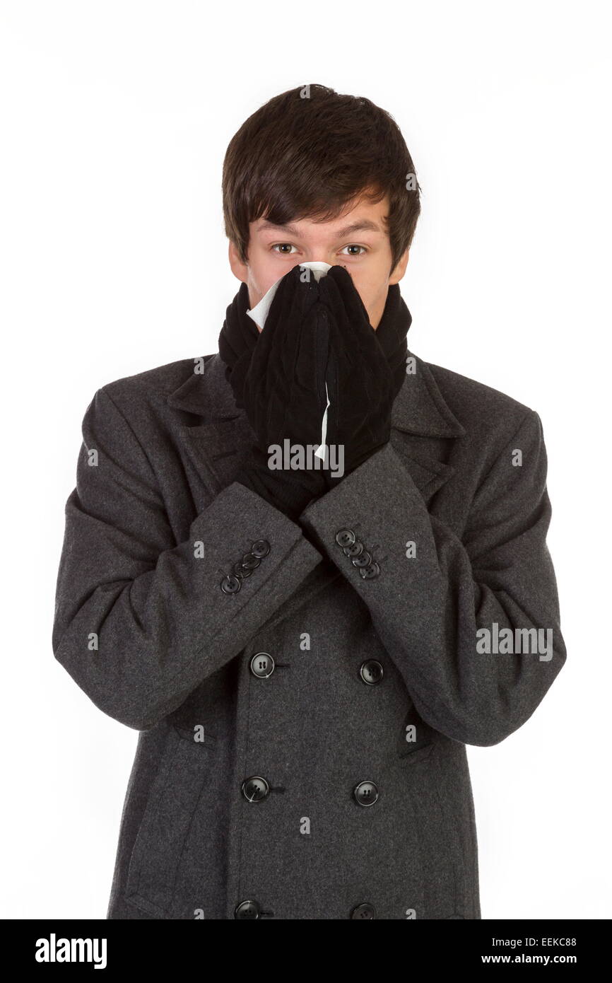 Giovane uomo in cappotto, sciarpa e guanti freddo Foto Stock