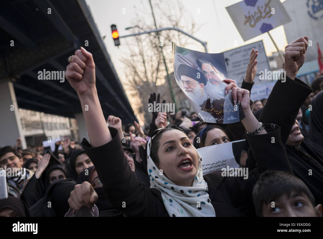 Tehran, Iran. Xix gen, 2015. Una donna iraniana grida anti-francese di slogan come ella tenere una targhetta con ritratti di Iran del defunto capo Ayatollah Ruhollah Khomeini e leader supremo Ayatollah Khamenei durante una manifestazione a Teheran. Migliaia di Iran's forze paramilitari basiji, gli studenti e le persone hanno di manifestare contro la pubblicazione del Profeta Maometto dalla rivista francese Charlie Hebdo. © Morteza Nikoubazl/ZUMA filo/Alamy Live News Foto Stock