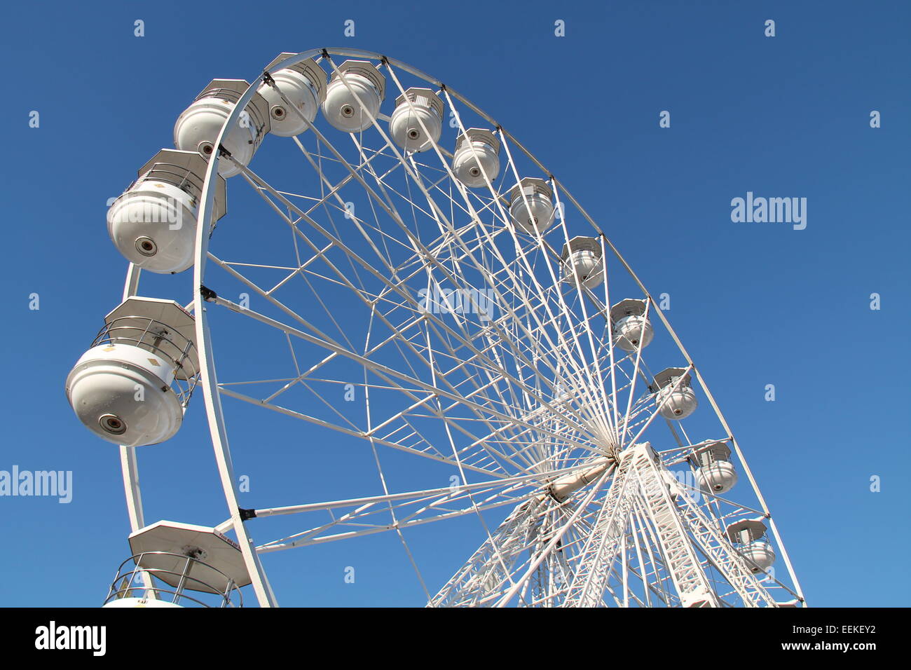 I carrelli di bianco di una fiera del divertimento grande giro di ruota. Foto Stock