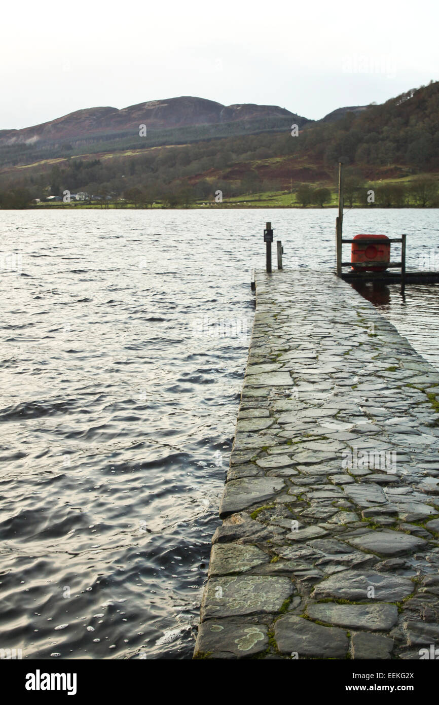 Pontile di pietra nel Lago di Menteith Trossachs Scozia Scotland Foto Stock