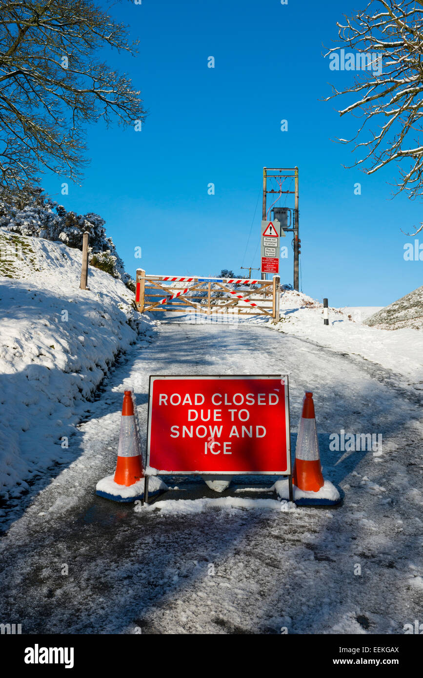 Un gate di neve e firmare la chiusura accesso al Burway sulla lunga Mynd, Church Stretton, Shropshire, Inghilterra. Foto Stock