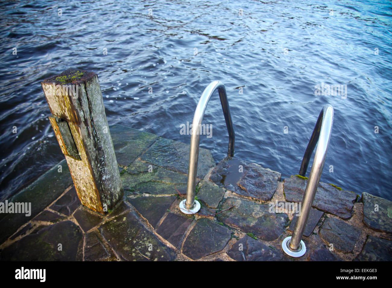 Stone jetty pier lago di Loch acqua scaletta in acciaio Foto Stock