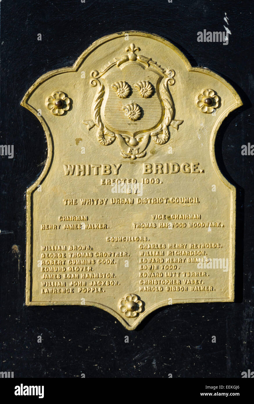 Una lapide commemorativa a Whitby swing ponte costruito 1909 con i nomi del Sindaco e i consiglieri del Consiglio del distretto urbano Foto Stock