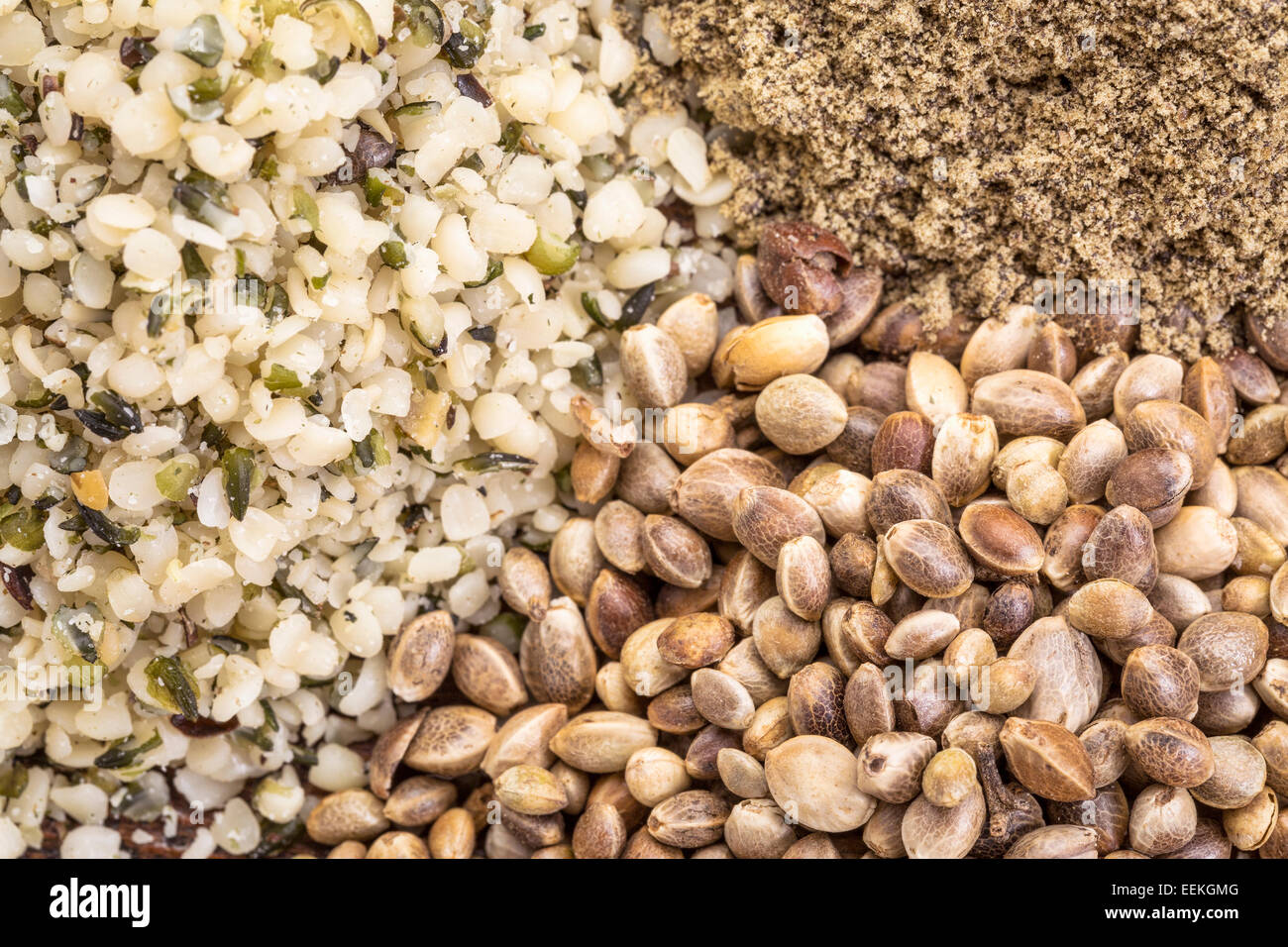 I semi di canapa, cuori e proteine in polvere sullo sfondo Foto Stock