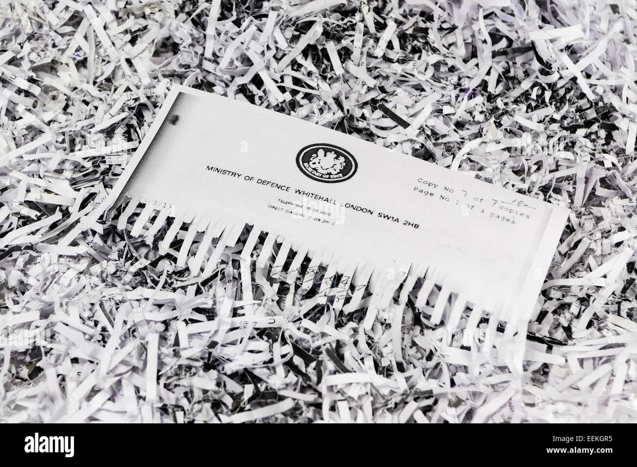 Mezza shredded corrispondenza dal Ministero della Difesa del Regno Unito. Foto Stock