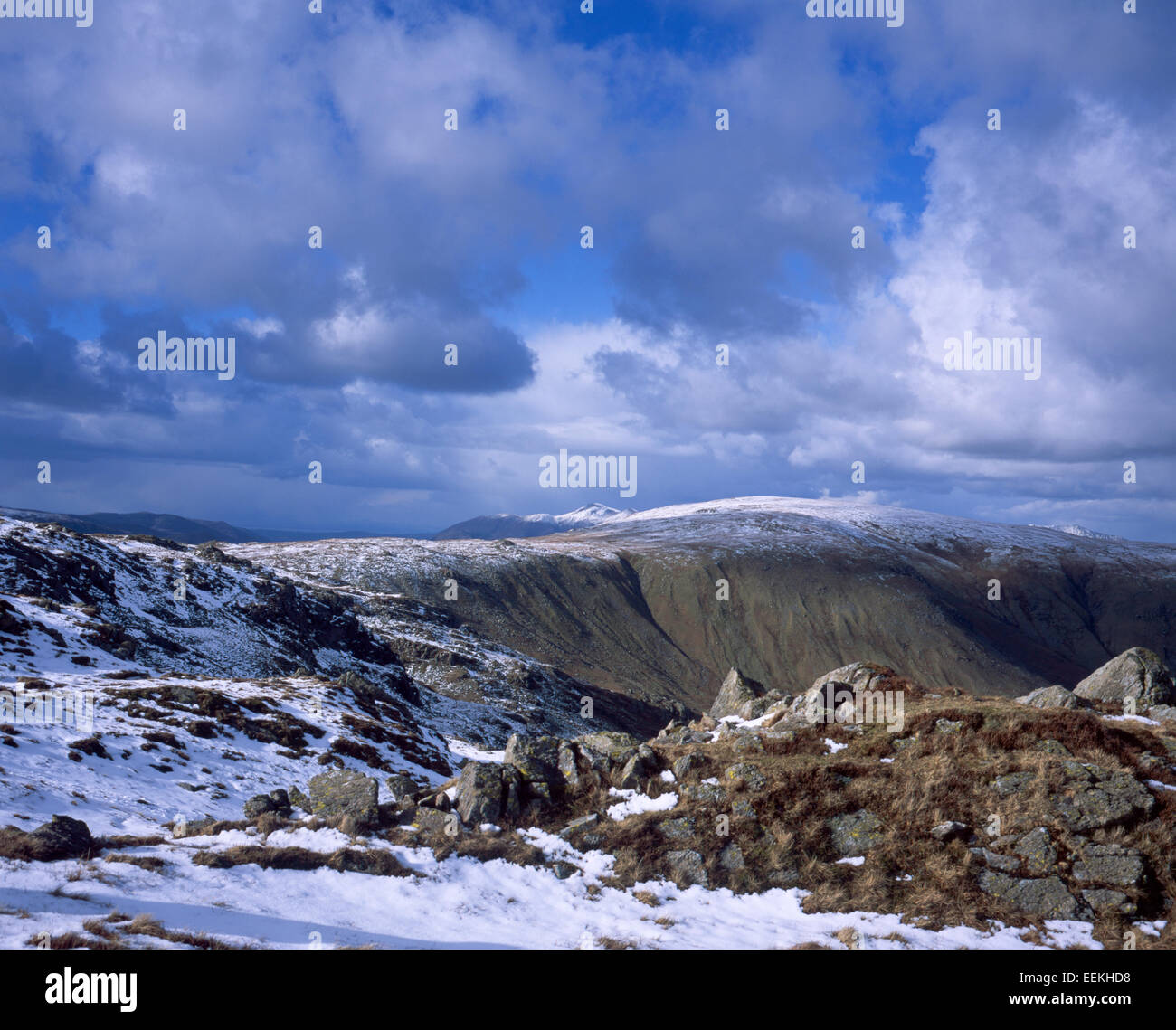 Il cloud passando attraverso la Snow capped vertice di Ullscarf con il vertice Skiddaw nella distanza Codale testa alta sollevare Grasmere Foto Stock