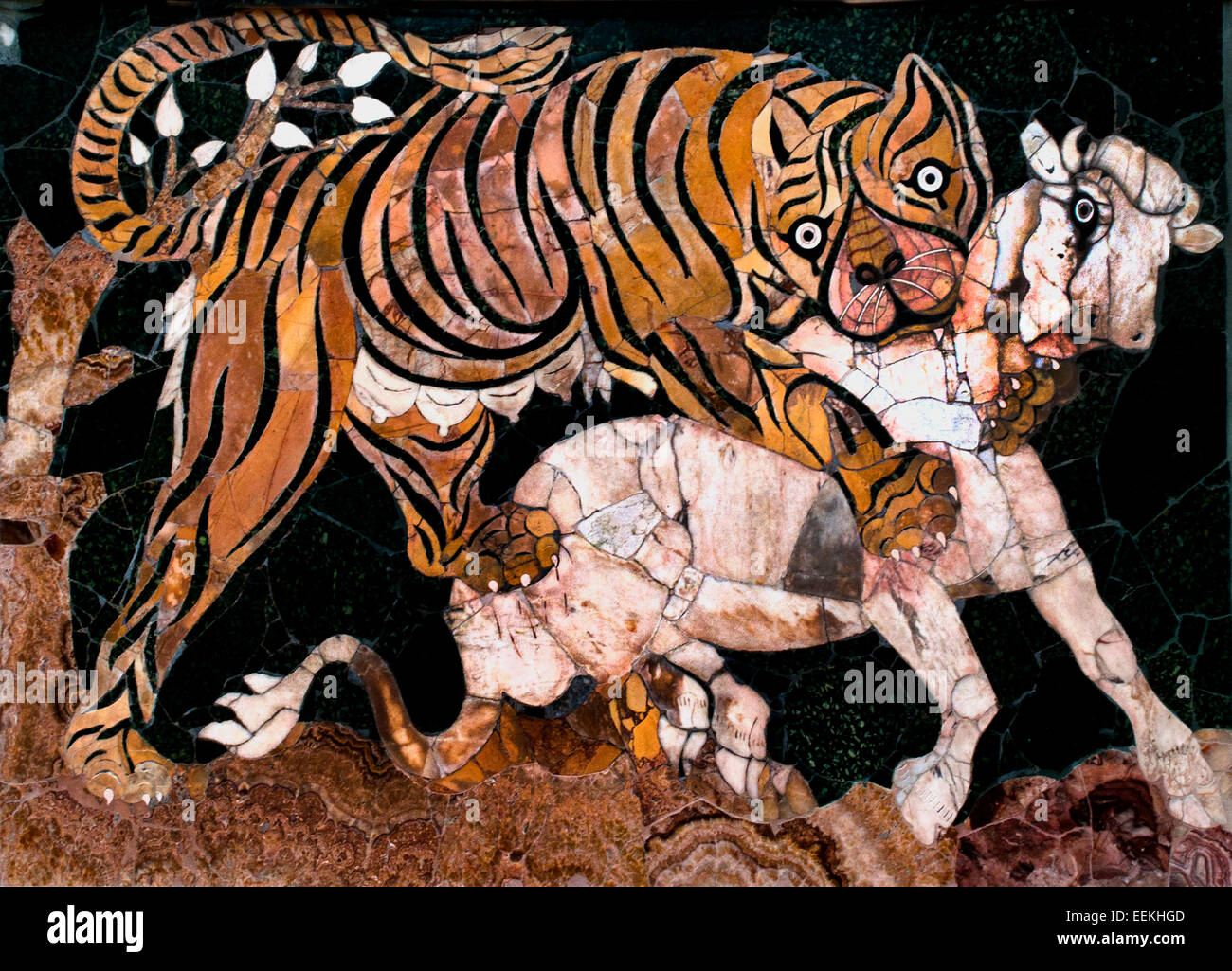 Tiger che attacca un polpaccio (IV secolo D.C.) Romana Roma Museo Capitolino marmi colorati( basilica di Junius Bassus sul Colle Esquilino ) Italia Italiano Foto Stock