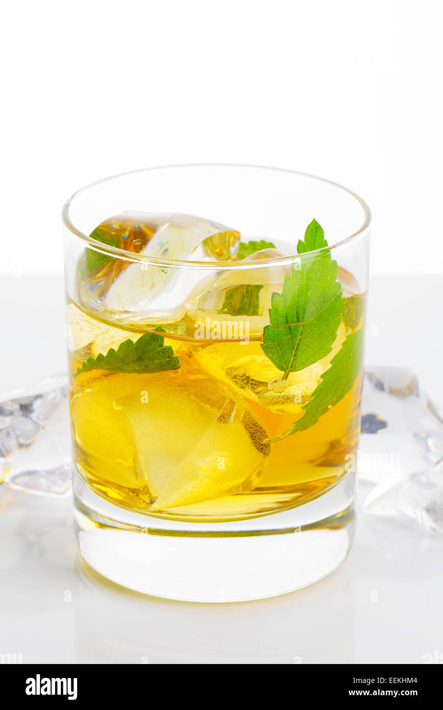 Bicchiere di tè freddo con melissa Foto Stock