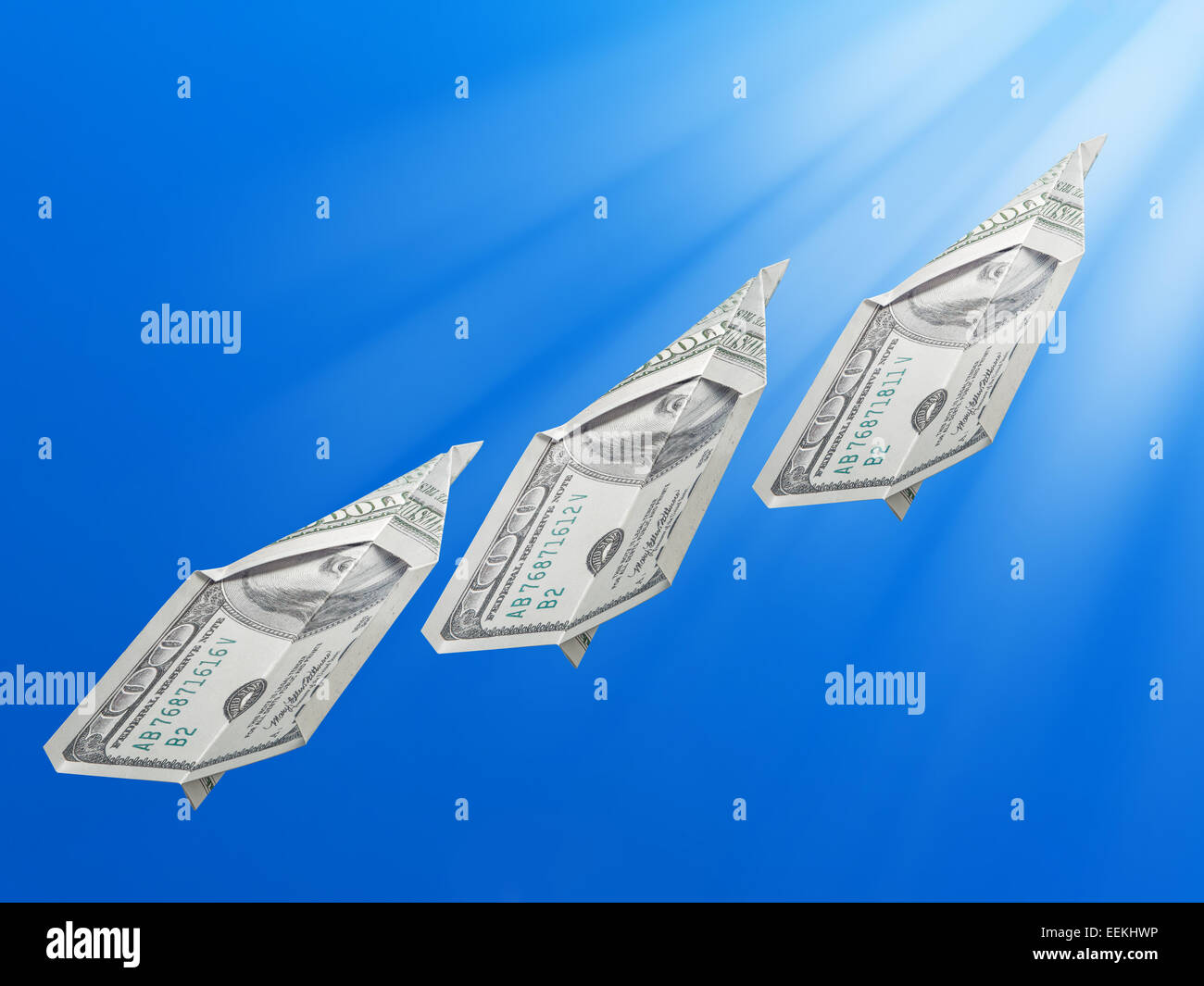 American un centinaio di dollari di banconote ripiegato in piani giocattolo salendo verso il sole Foto Stock