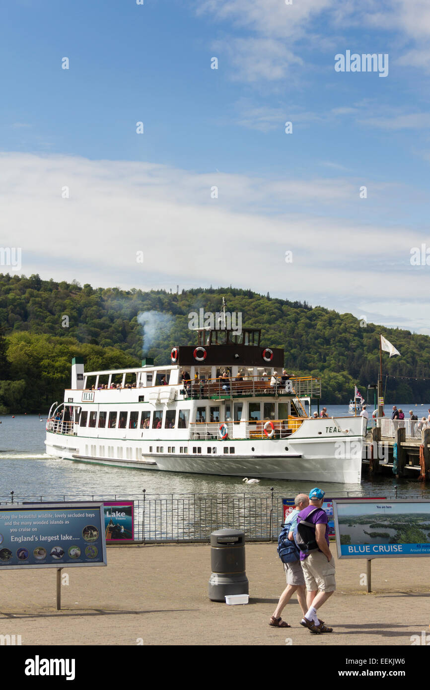 Lago di Windermere vaporizzatore 'MV Teal' che arrivano al molo a Bowness-on-Windermere. Foto Stock