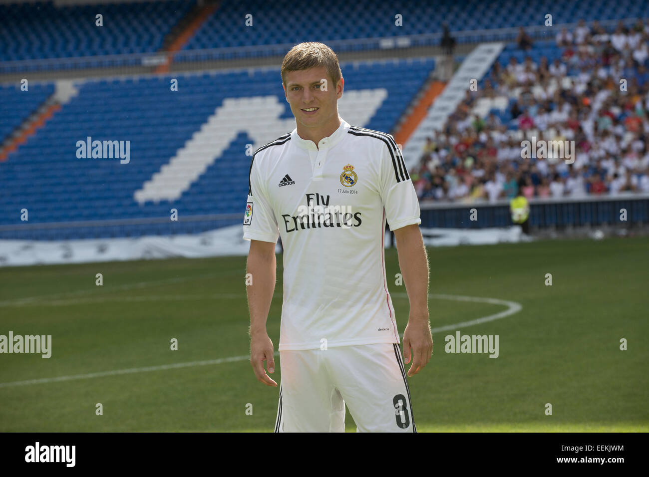 Il Real Madrid è di nuovo la firma del centrocampista tedesco Toni Kroos durante la sua presentazione a Santiago Bernabeu Stadium in Madrid con: Toni Kroos dove: Madrid, Spagna Quando: 17 Lug 2014 Foto Stock