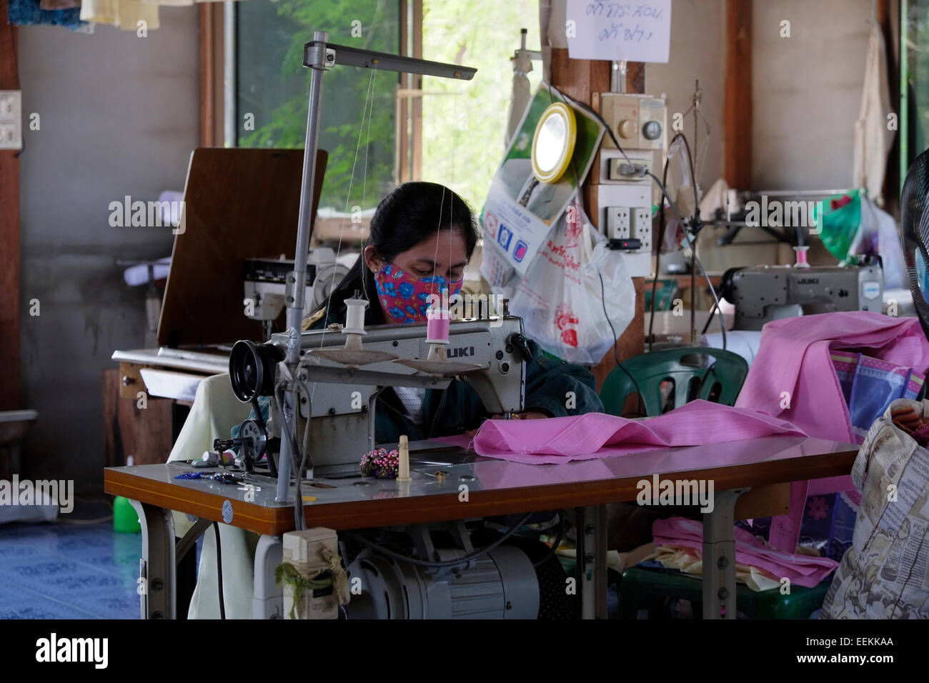 Una donna che lavora in Ban Kang Pla tradizionale villaggio di tessitura in Thailandia Foto Stock