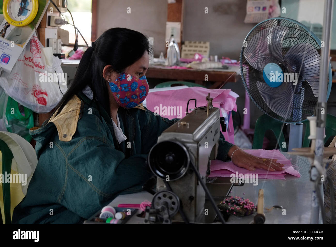 Una donna che lavora in Ban Kang Pla tradizionale villaggio di tessitura in Thailandia Foto Stock