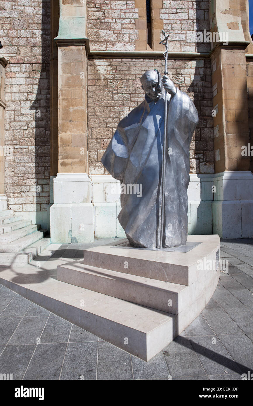 Karol Wojtyla statua realizzata dallo scultore Hrvoje Uremovic davanti a Gesù la Cattedrale del Sacro Cuore. Sarajevo, Bosnia Erzegovina Foto Stock