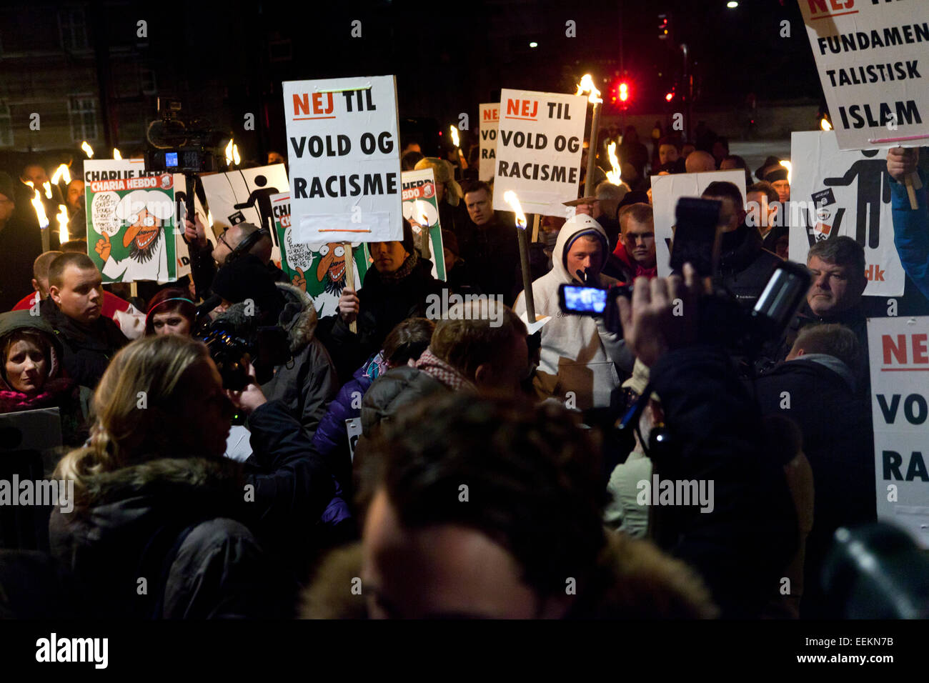 Copenhagen, Danimarca, Gennaio 19th, 2015: Anti islamizzazione manifestanti radunati davanti alla Danese Galleria Nazionale di Copenhagen. La manifestazione è stata organizzata dal nuovo di zecca Pegida danese organizzazione, che prende la sua ispirazione dalla organizzazione tedesca con lo stesso nome. Credito: OJPHOTOS/Alamy Live News Foto Stock