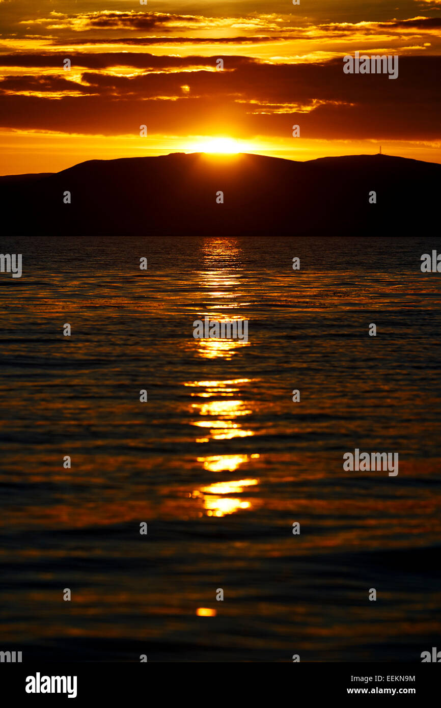 Sun impostazione sulla collina di grotta e Belfast Lough Irlanda del Nord Foto Stock