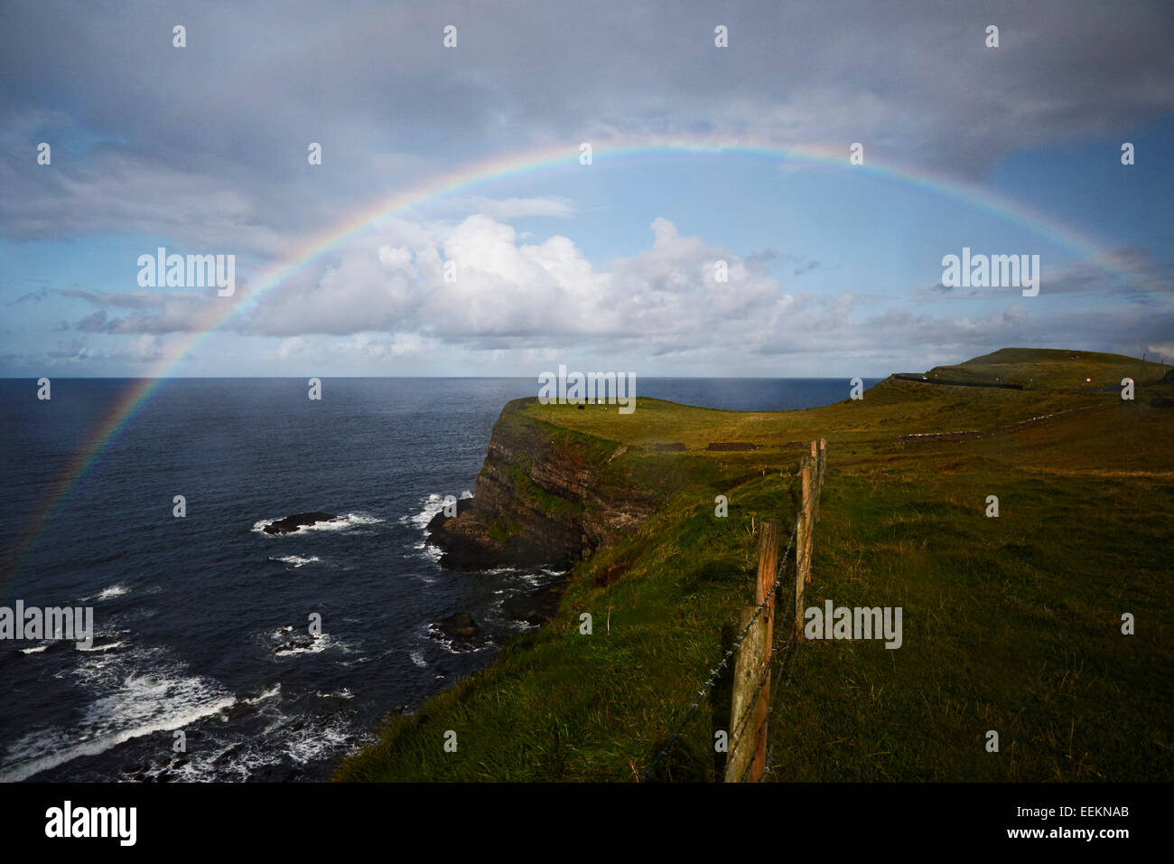 Rainbow grande sotto la pioggia sulla costa nord dell'Irlanda Foto Stock