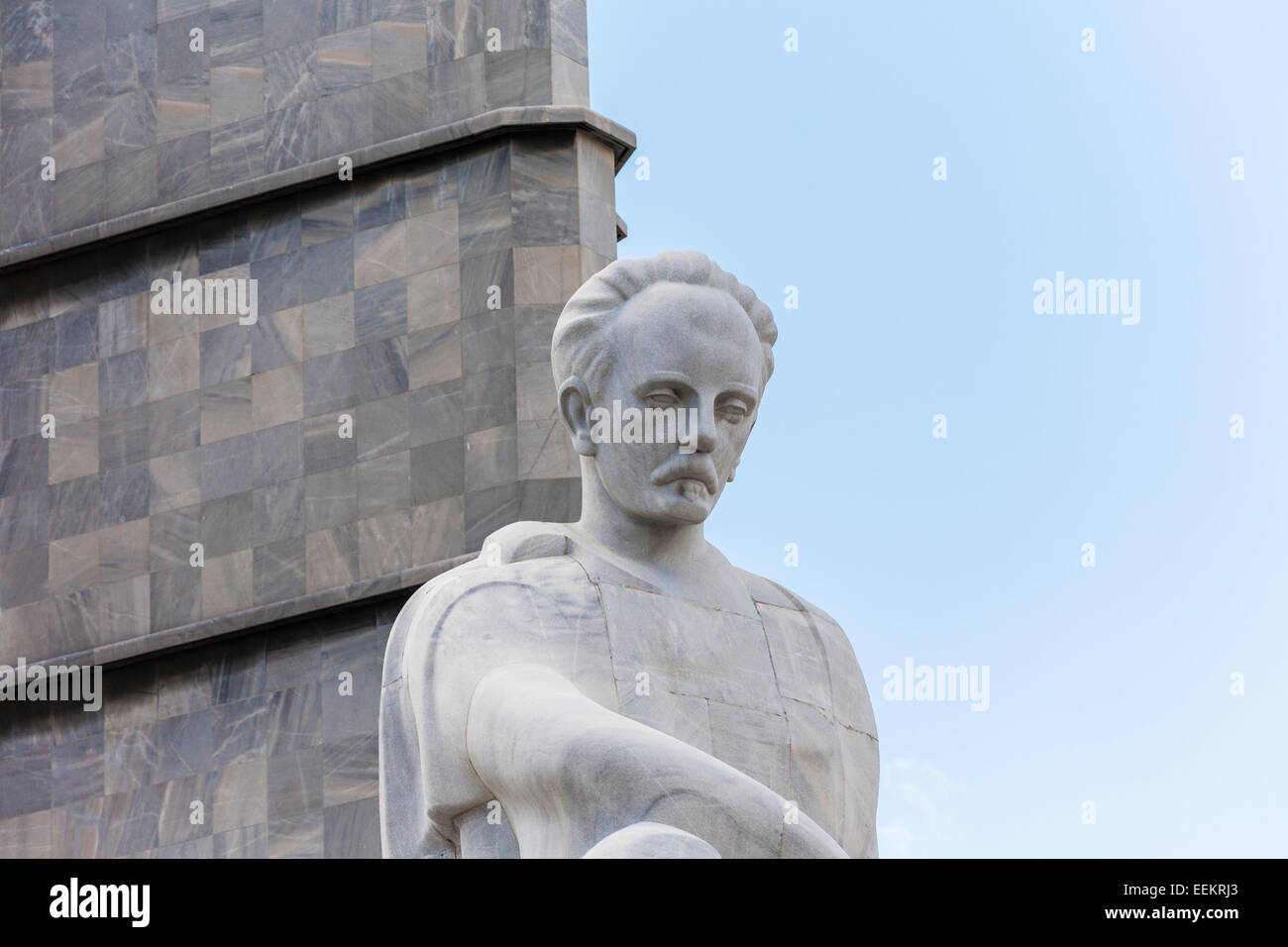Visite cubano: statua in marmo bianco di Jose Marti, Memorial Jose Marti, Plaza de la Revolución (Piazza della Rivoluzione), l'Avana, la città capitale di Cuba Foto Stock
